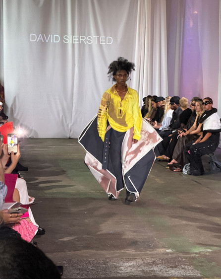 model på catwalk - brede grå og lyserøde bukser, gul skjorte