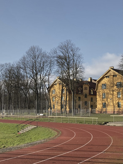 Idrottsplatsen och Stationskarlahusen. Eget foto.