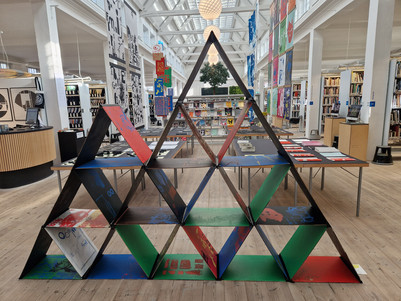 Pyramide med grafisk plakatkunst