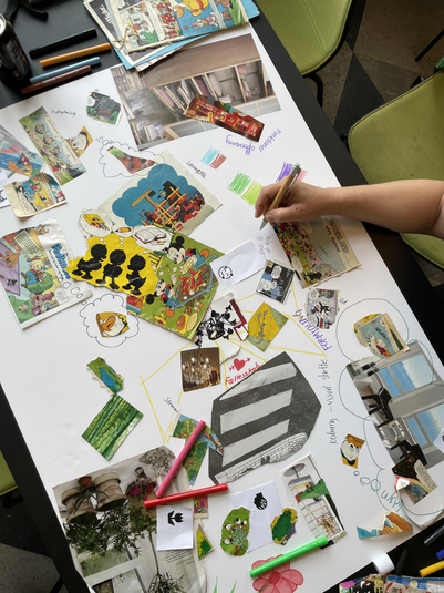 Workshop omkring bord med papir, farver, udklip