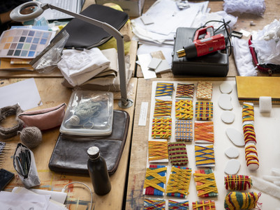 Arbejdsbord med diverse materialeprøver