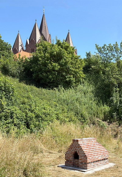 Kalundborg domkirke i baggrunden. I forgrunden murstensovn.