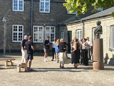 Studerende i solen på campus