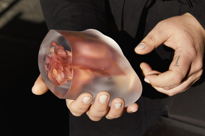 Hænder holder glashjerte