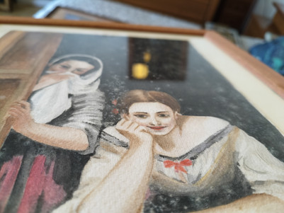 Nærbillede af indrammet figurmaleri bag glas med pletdannelse.
