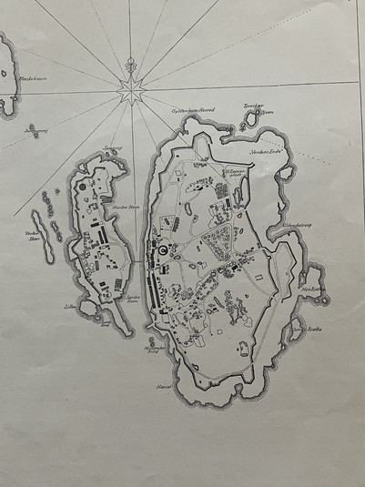 Gammel stregtegnet kort over øer med kystlinjer, bebyggelser og kompasrose