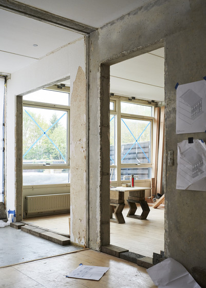 Interiør under renovering med åbne vægge og vinduer markeret med kryds.