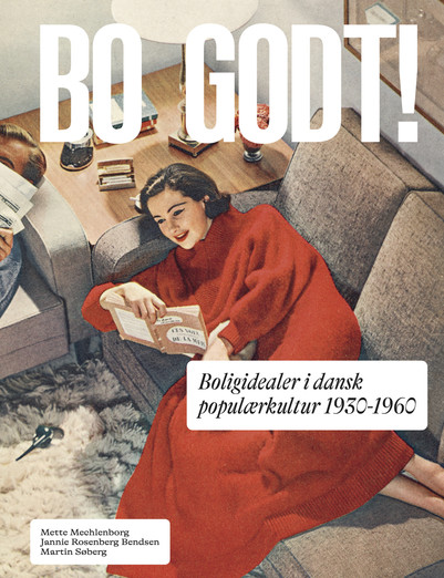 Bogomslag til Bo godt! med en kvinde i rød kjole, der læser på en sofa i en stue.
