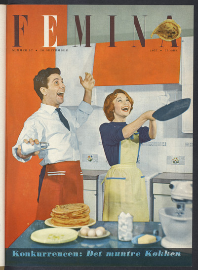 Forside af Femina fra 1957 med et smilende par, der laver pandekager i et køkken.