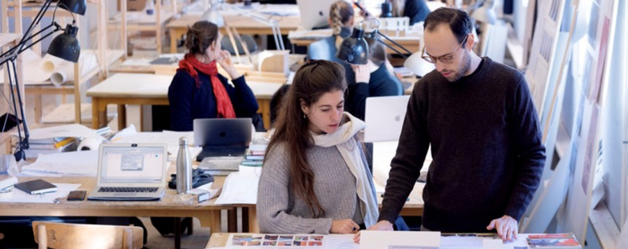 Studerende og underviser ved studiebord