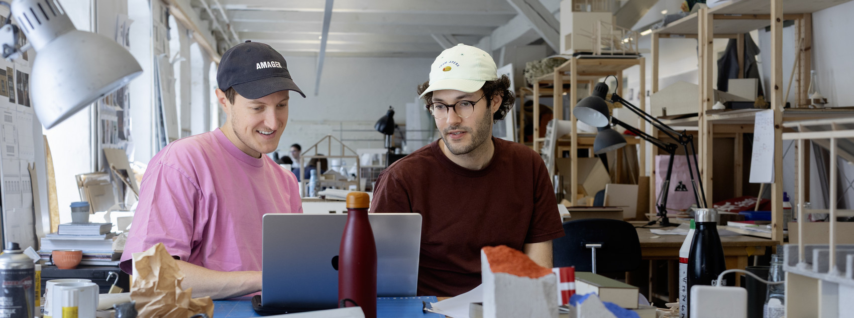 To drenge i kasketter ved computer