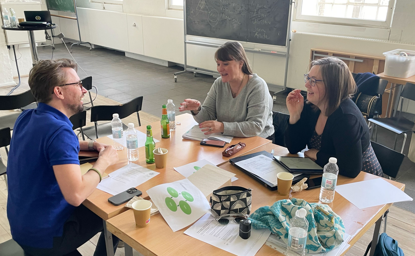 Master i Design Deltagere i samtale siddende omkring et bord