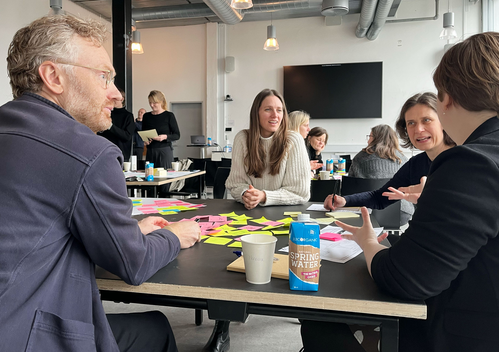 Dialog omkring et bord til modulet design, ledelse og relationer