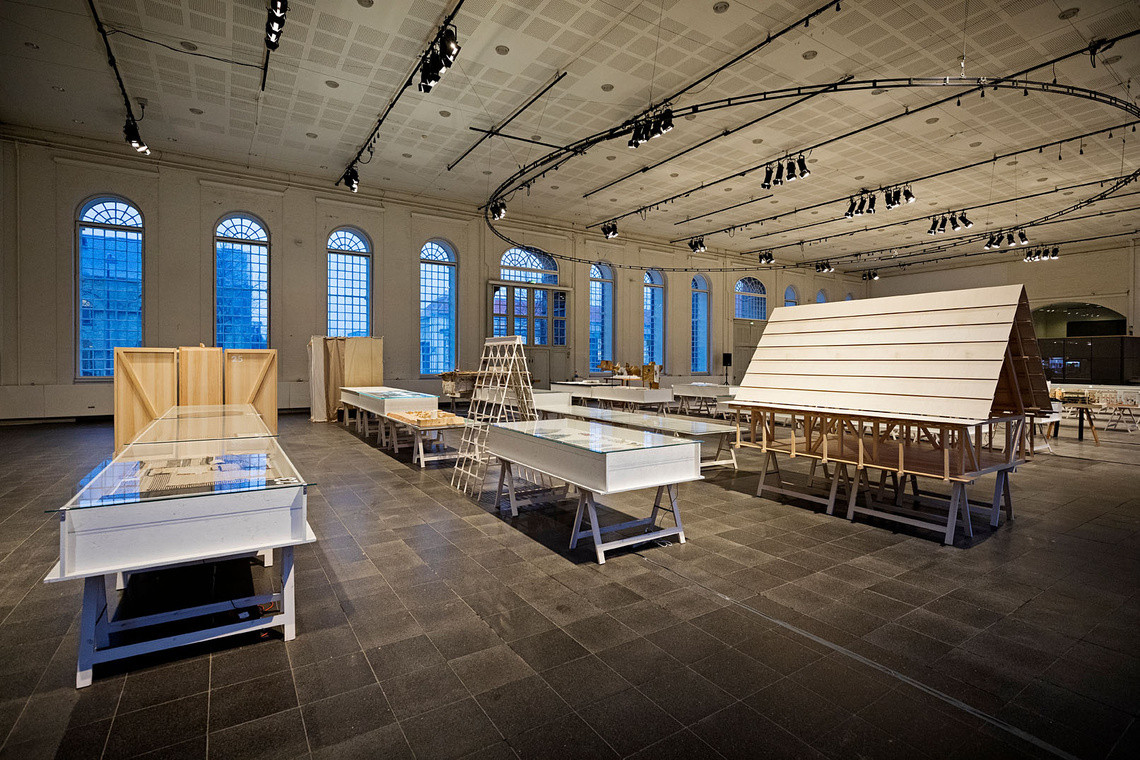 Udstillingsrum med arkitekturmodeller, tegninger og installationer fra Works and Words.