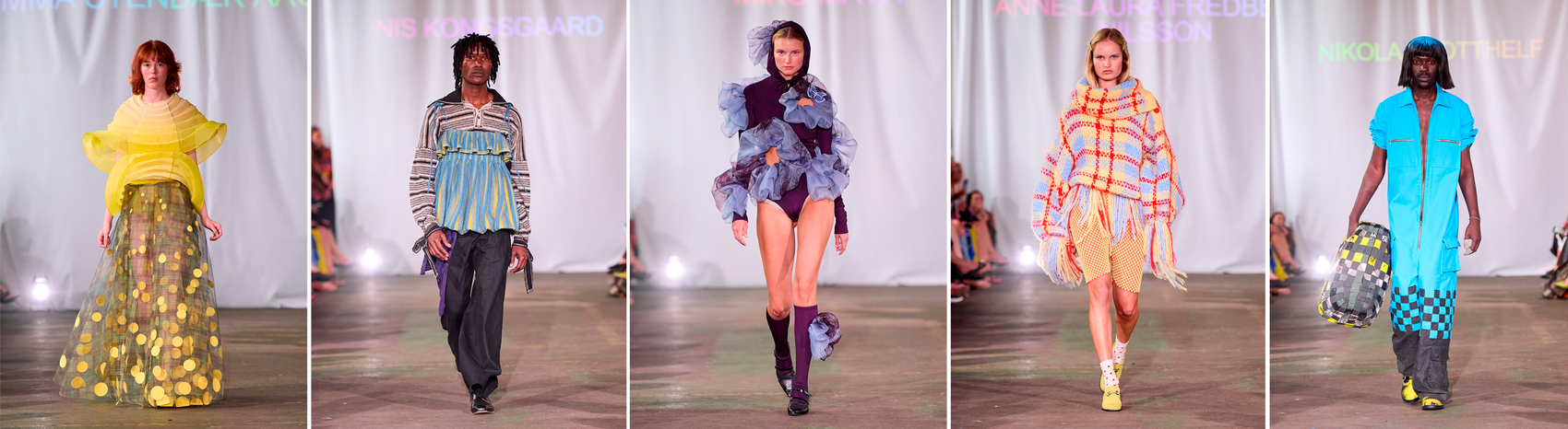 Fem modeller går på en catwalk i eksperimentelle modekreationer: en gul transparent kjole, et lagdelt blåstribet outfit, en lilla dragt med store blå tylvolanter og et farverigt strikket sæt med frynser.